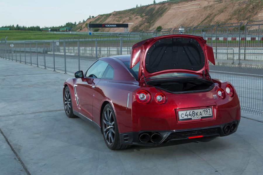  Nissan GT-R 2014 года  (фото 26 из 80)